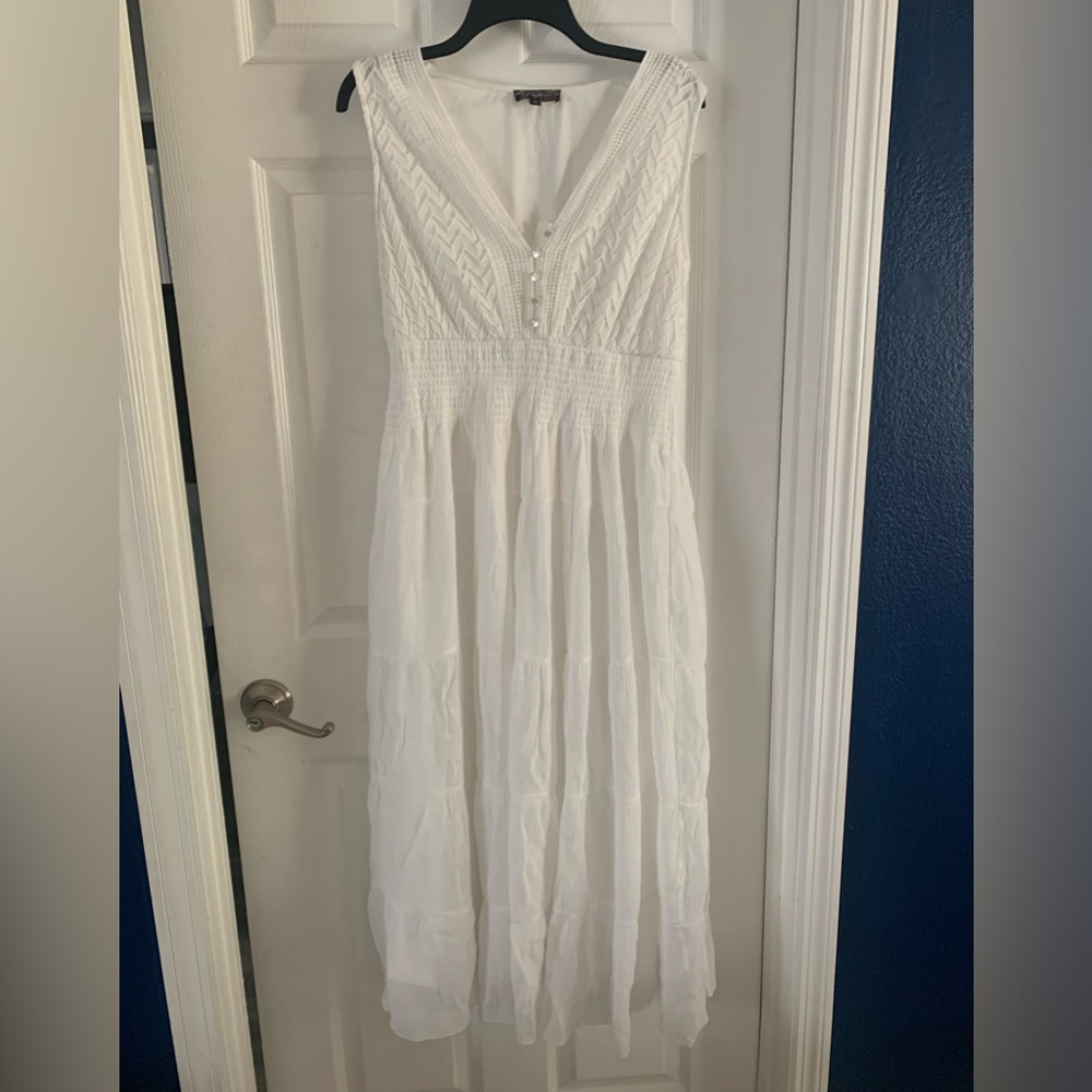White lined XL v neck gorgeous dress elastic under the breast. Light and airy